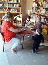 Enfants dans une bibliothèque