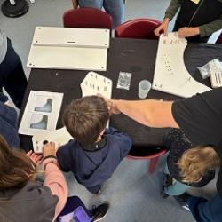 Groupe de personnes en atelier