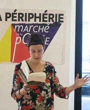 Femmes en train de lire des poésies