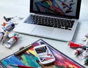 Ordinateur portable avec des tubes de gouache et un smartphone