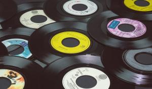 des vinyles amoncelés