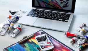 Ordinateur portable avec des tubes de gouache et un smartphone