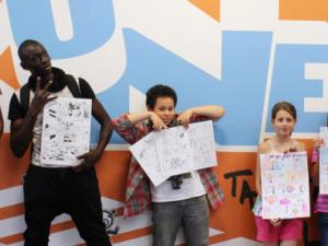 Des enfants présentent des planches de bande dessinées