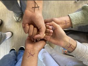 tatouages éphémères sur l'avant bras de 4 collégiens