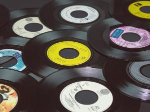 des vinyles amoncelés