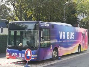 Bus itinérant numérique garer sur un parking