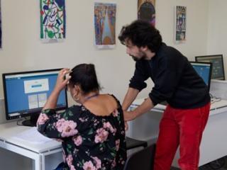Deux personnes devant un ordinateur lors des résidences numérique à Mitry-Mory