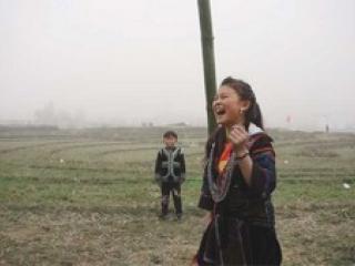 Une jeune fille s'amuse dans une prairie