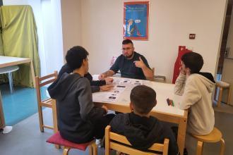 Romain Renaud avec un groupe d'enfants qui font un brainstorming