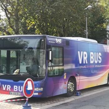 Bus itinérant numérique garer sur un parking