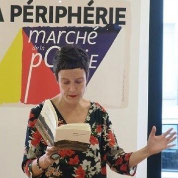 Femmes en train de lire des poésies