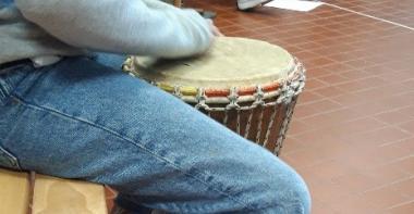 enfant jouant sur un tambourin