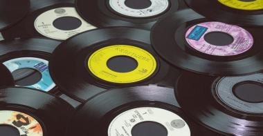des vinyles amoncelés